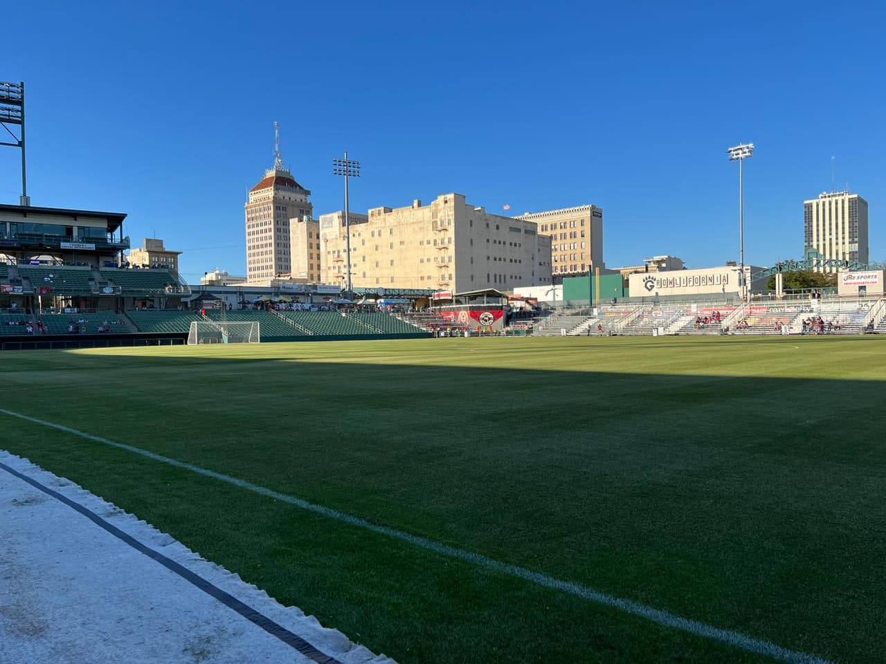 Desde las 3:00 pm (PDT) se abrieron las puertas del Estadio Chukchansi Park para recibir la afición de ambas escuadras, que poco a poco comenzó a ocupar el graderío.