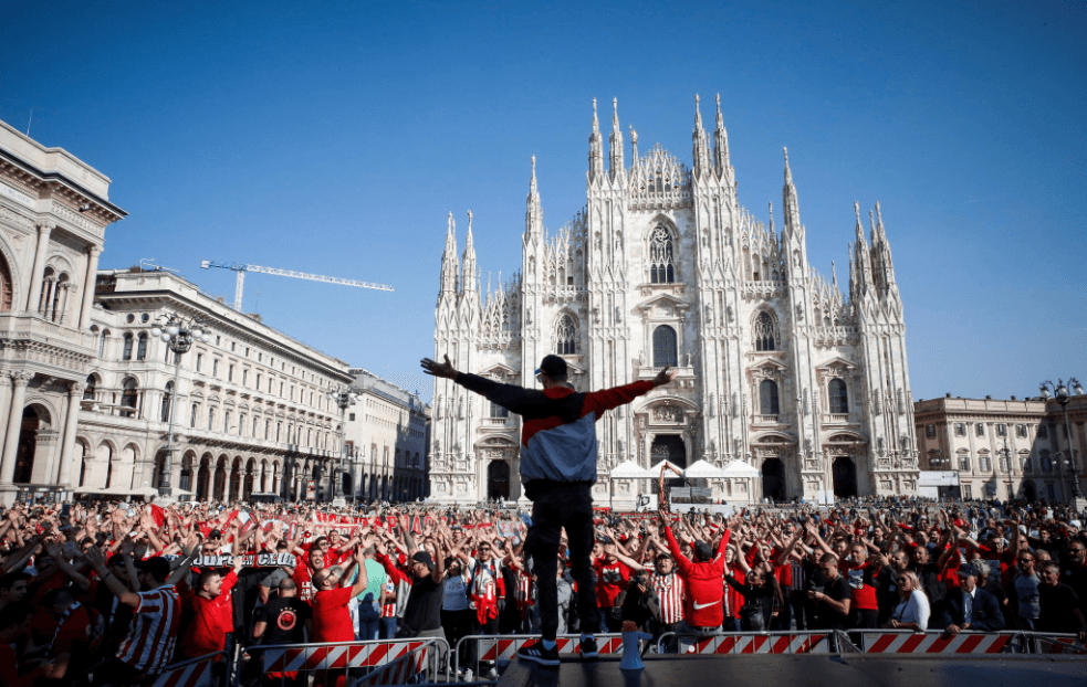 Aficionados griegos se dieron cita en la plaza principal de Milán para cantar a favor de su equipo.