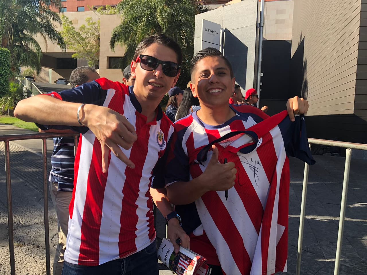 En los alrededores el estadio Akron la alegría y emoción la pusieron los aficionados de las Chivas que entusiasmados por un nuevo título de su equipo llegaron en gran número para ver la final de la Concacaf Liga de Campeones ante Torotno F.C.