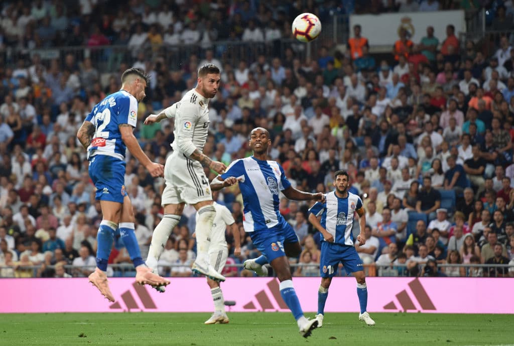 El defensa del Real Madrid Sergio Ramos (centro) buscó aumentar la ventaja en el marcador.