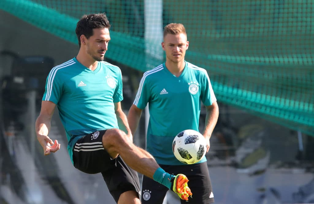 Mats Hummels controla el esférico con el pie derecho mientras se entrena en Vatutinki Sportarena, las instalaciones que acogen a Alemania en Moscú.