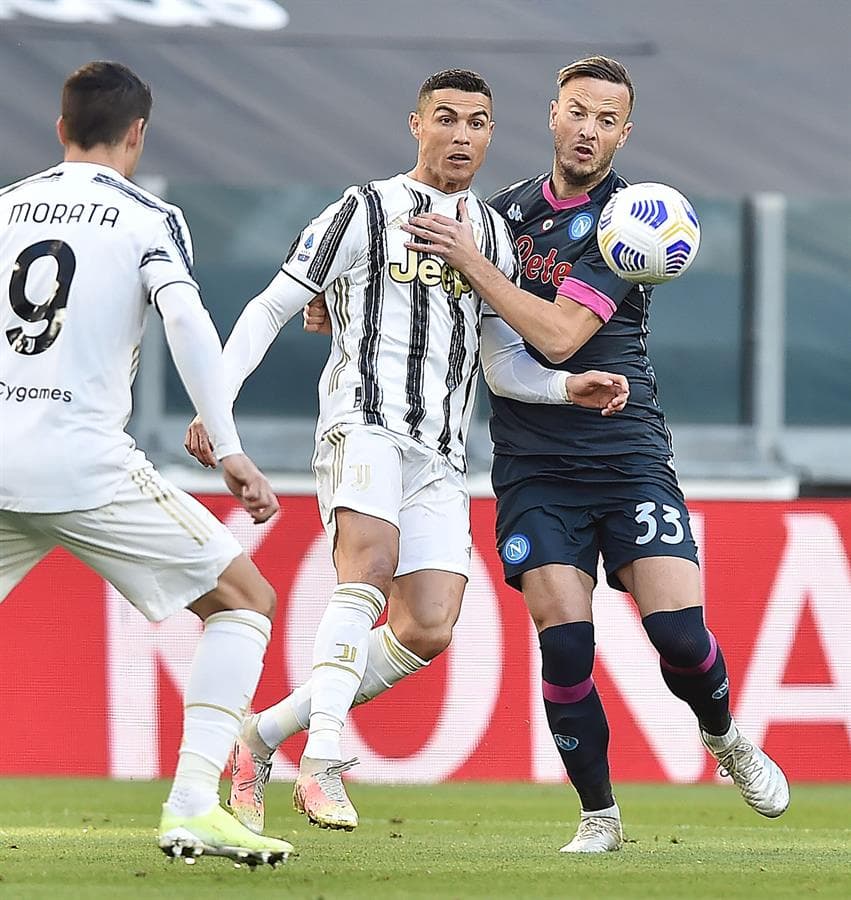 Juventus se queda con la victoria sobre el Napoli en Turín. Las anotaciones para los de la 'Vecchia Signora' corrieron a cargo de Cristiano Ronaldo y Paulo Dybala, quien después de tres meses de ausencia, regresa con anotación. El gol para los de Gattuso cayó al minuto 90 de penal, por parte de Lorenzo Insigne.