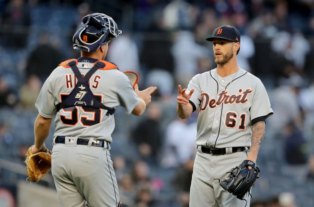 Al caer el out 27 el receptor John Hicks (55) festeja con Shane Greene (4) quien se apuntó su cuarto salvamento de la temporada, luego de lanzar una novena entrada perfecta y sin problemas.