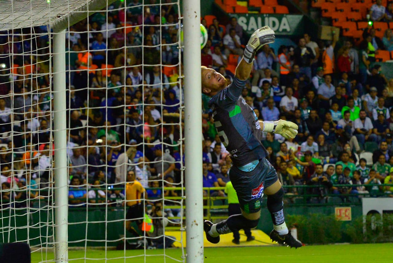 Sin embargo, y pese a un desvío, vino un cobro de tiro libre por parte del peruano Yoshimar Yotún, que puso en estos predicamentos a Williams Yarborough, guardameta del León, y no lo pudo detener.