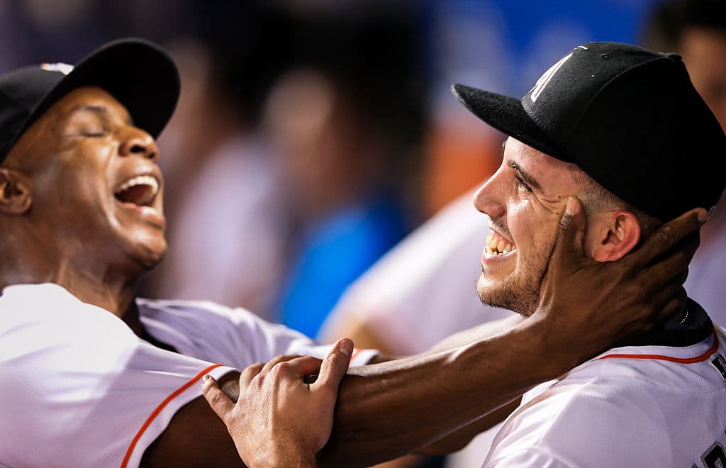 En ese breve periodo de tiempo en Marlins Park, coincidió con el talentoso e infortunado pitcher cubano José Fernández, con quien bromeaba en esa imagen.