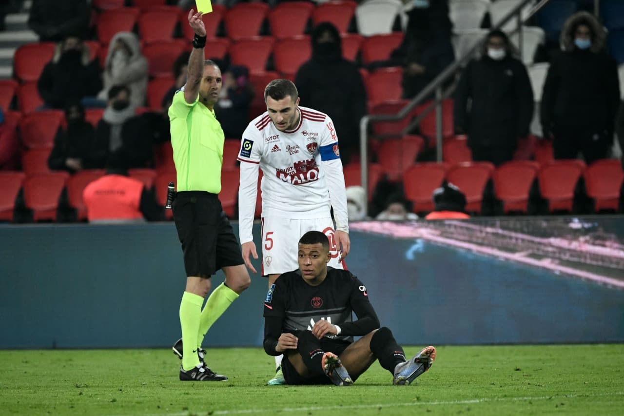 PSG no quiere complicar su liderato y de la mano de Kylian Mbappé caminan a la victoria 2-0 sobre el Stade Brestois.