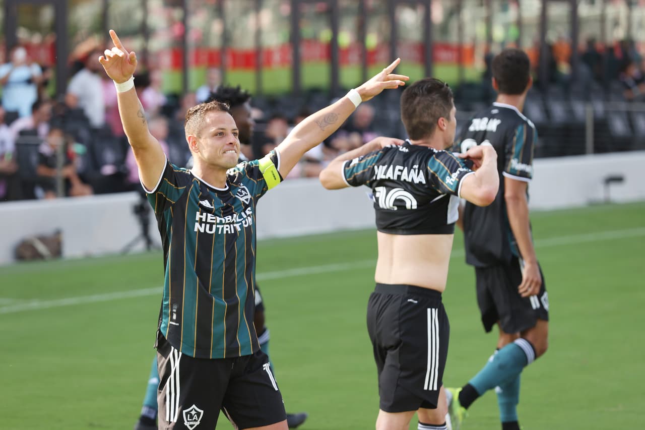 Chicharito al borde de las lágrimas tras dedicar goles a su abuelo