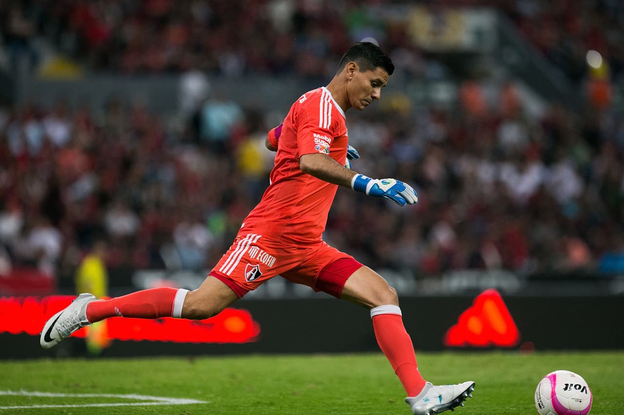 De Atlas también saldría el portero argentino Óscar Ustari, quien no pudo terminar la temporada después de su grave lesión de rodilla.