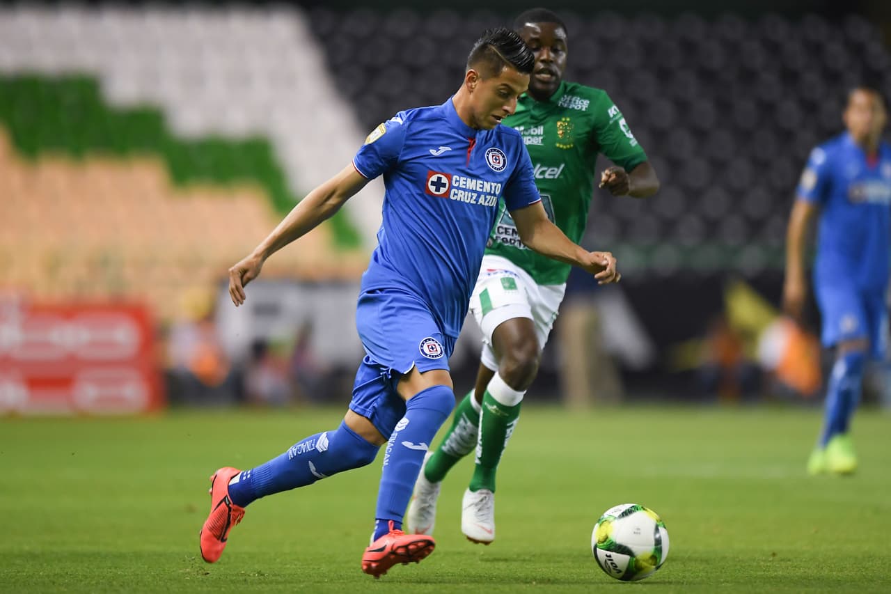 Roberto Alvarado, uno de los jugadores más activos de La Máquina en los minutos iniciales, intentando crear estragos en la defensa leonesa.