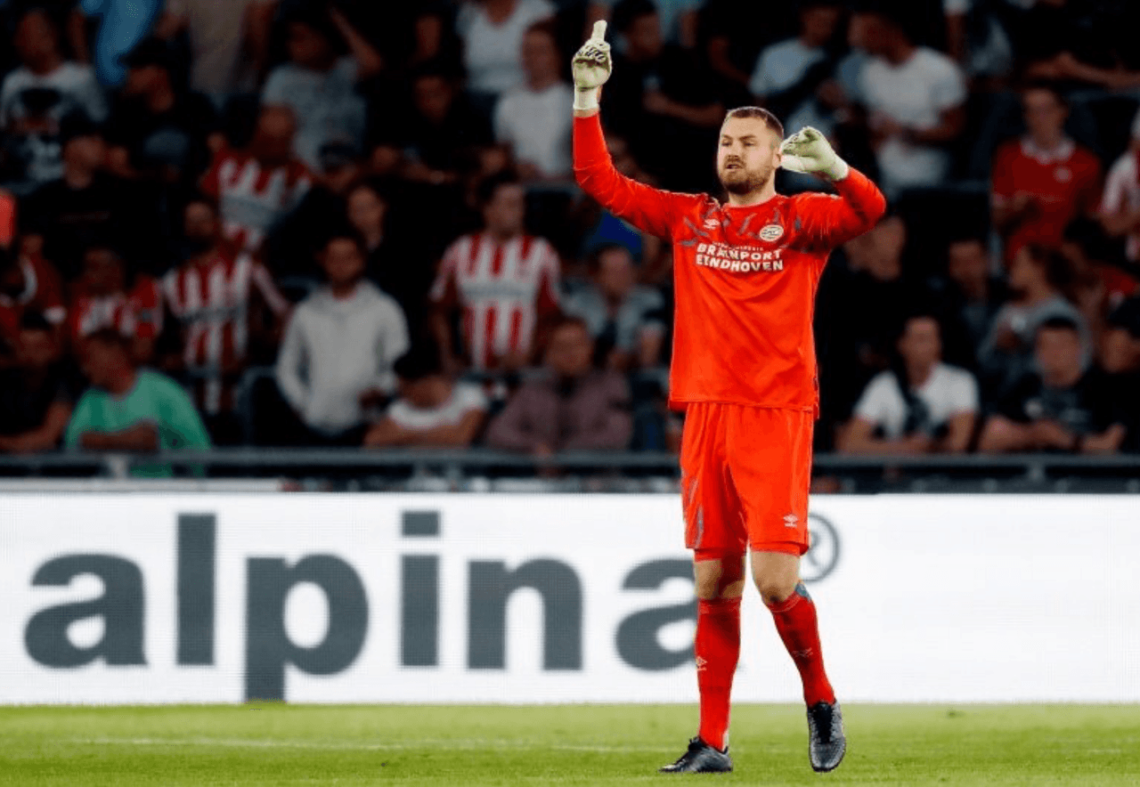 El portero con su gran velocidad salva al PSV con mucha inteligencia.