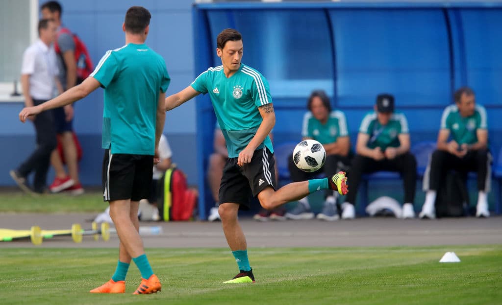 Mesut Ozil, estelar mediocampista del Arsenal y de la selección alemana, hace gala de su técnica para manejar el balón mientras afina detalles para el juego que podría darle el pase a la 'Mannschaft'.