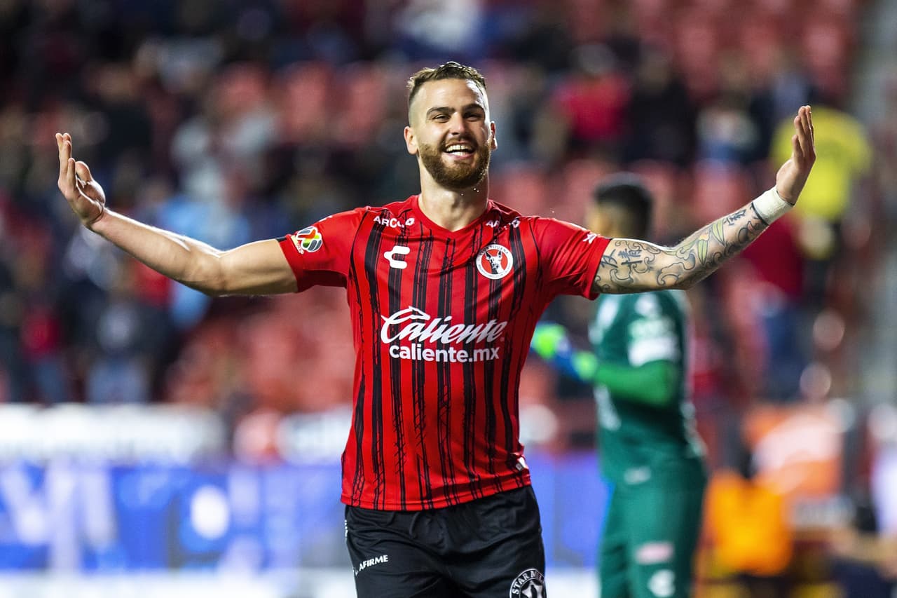 Leandro González se encuentra el balón en área luego de una gran peinada de Miguel Barbieri y empata el encuentro en la frontera.