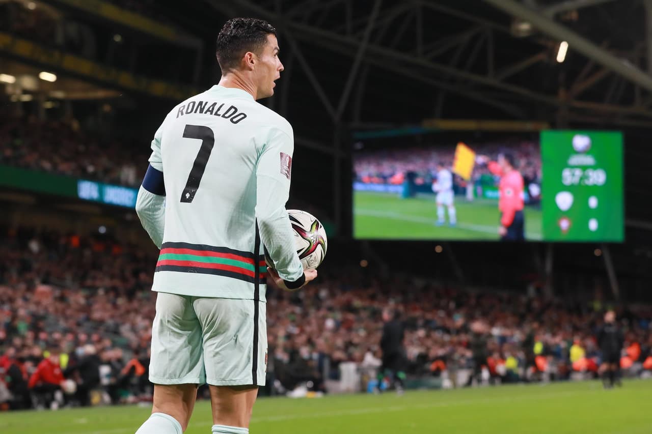 Portugal no puede ante Irlanda y se van 0-0 durante la fase de grupos de la UEFA, rumbo a la Copa del Mundo. La escuadra lusa se quedó con 10 hombres al minuto 81' y Cristiano no vio el gol. El conjunto del 'Bicho' se jugará el pase en Serbia.
