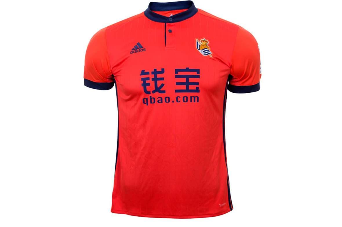 Como playera de visitante, el equipo español utilizará esta con un tono más vivo, pero con detalles azules oscuros.