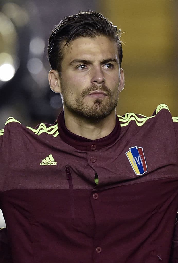 Christian Santos. Posición: Delantero. Equipo: NEC Nigmeje (Holaanda). Edad: 28 años. Veces Internacional:6 participaciones. Descripción: Es un delantero que se puede adaptar a media punta. Fue la gran figura y goleador del NEC en su ascenso a la Eredivisie y repitió una gran temporada en la primera holandesa con 16 anotaciones.