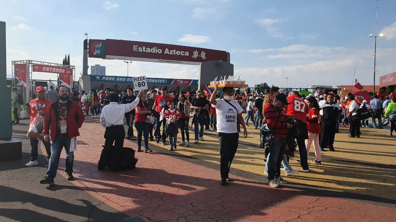 Predominan los colores rojo y azul en las inmediaciones del Estadio Azteca.
