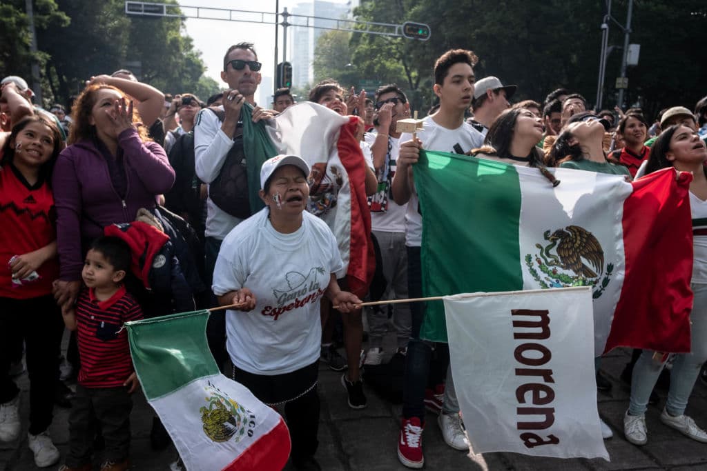 Pese a la derrota ante Brasil, la afición mexicana apoyó al Tri hasta el último minuto en el monumento.