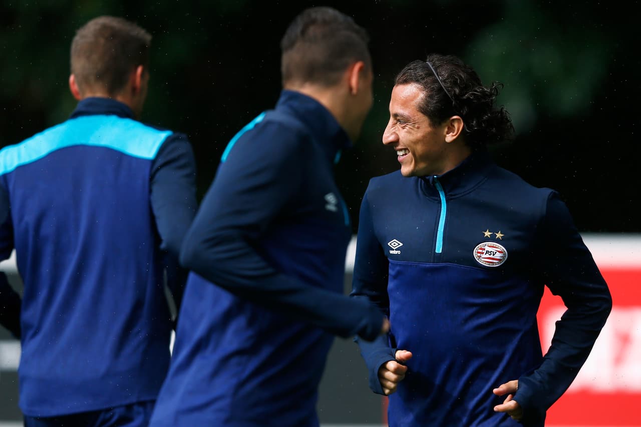 Cocu anuncia que Andrés Guardado reaparecerá con el PSV tras lesión