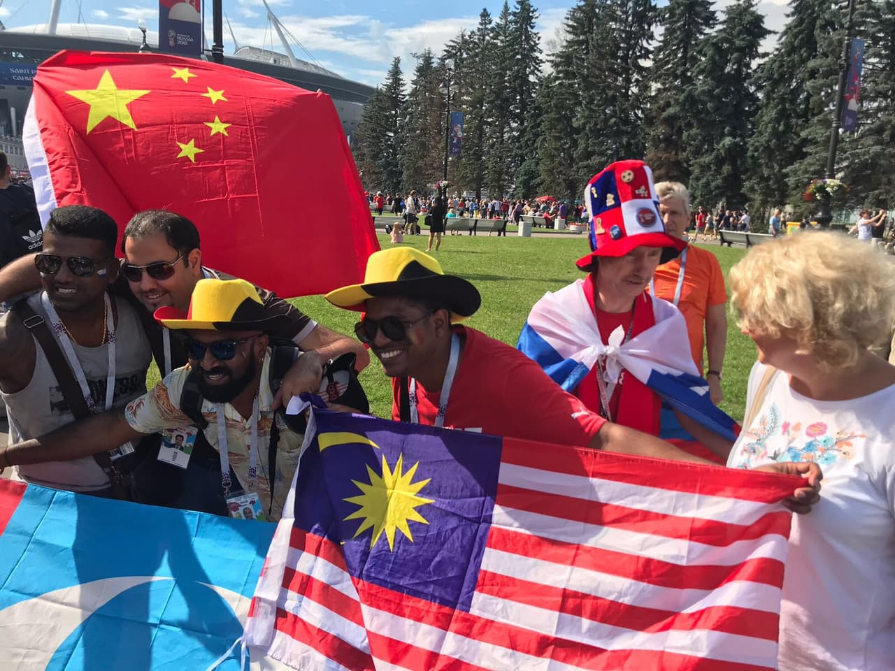 Fanáticos de China y Malasia ponen su colorido y alegría en la definición del tercer lugar del Mundial de Rusia 2018 entre Bélgica e Inglaterra en San Petersburgo.