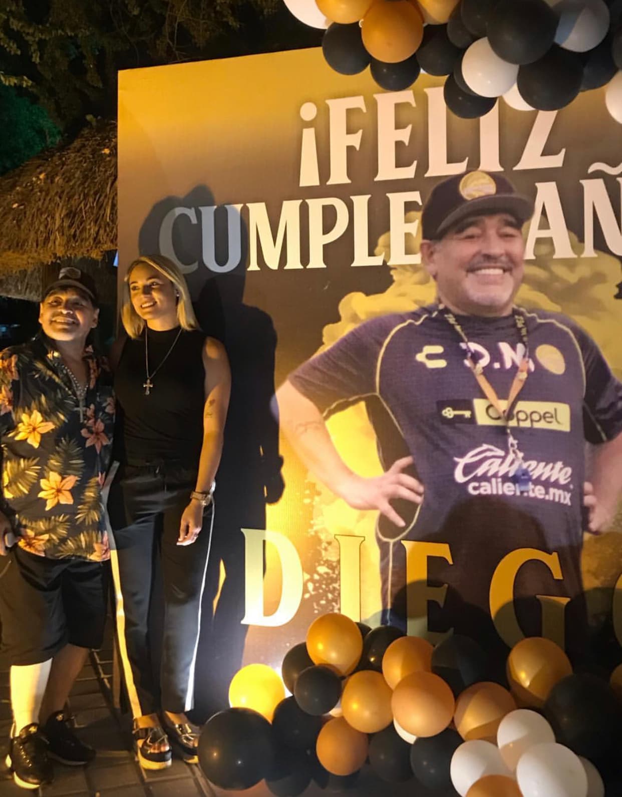 También hubo un gran cartel de felicitaciones para Maradona en donde, incluso él, quiso tomarse una foto.