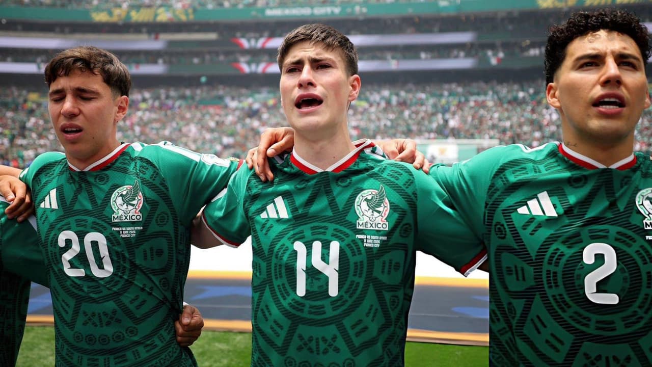 González, Chávez y Mora lloran durante el Himno en el México vs Sudáfrica