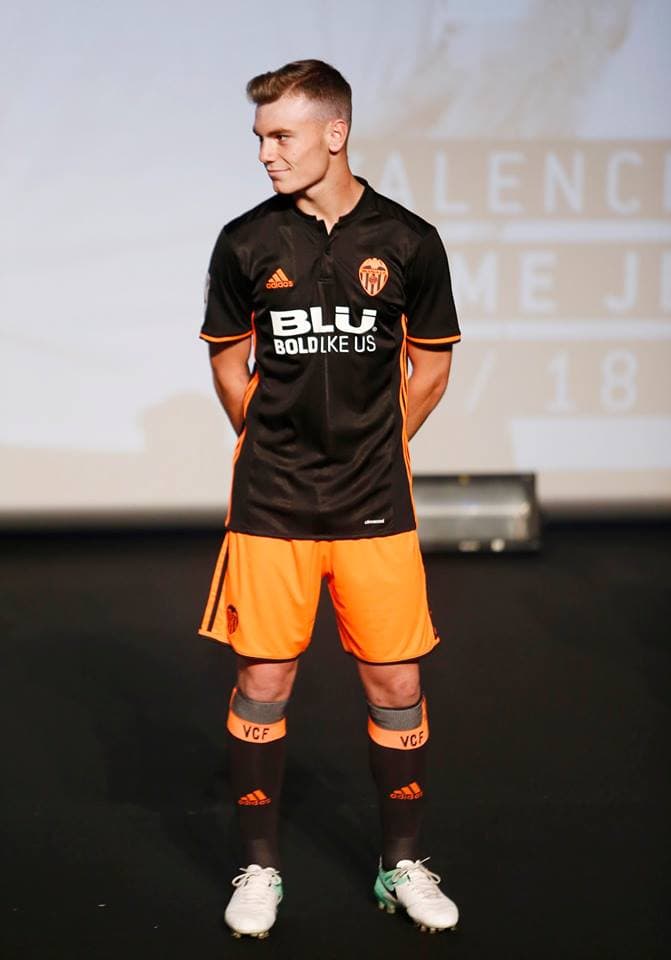 En ambas equipaciones las tendrá allí, combinando los colores auténticos del club como el blanco, negro y naranja.