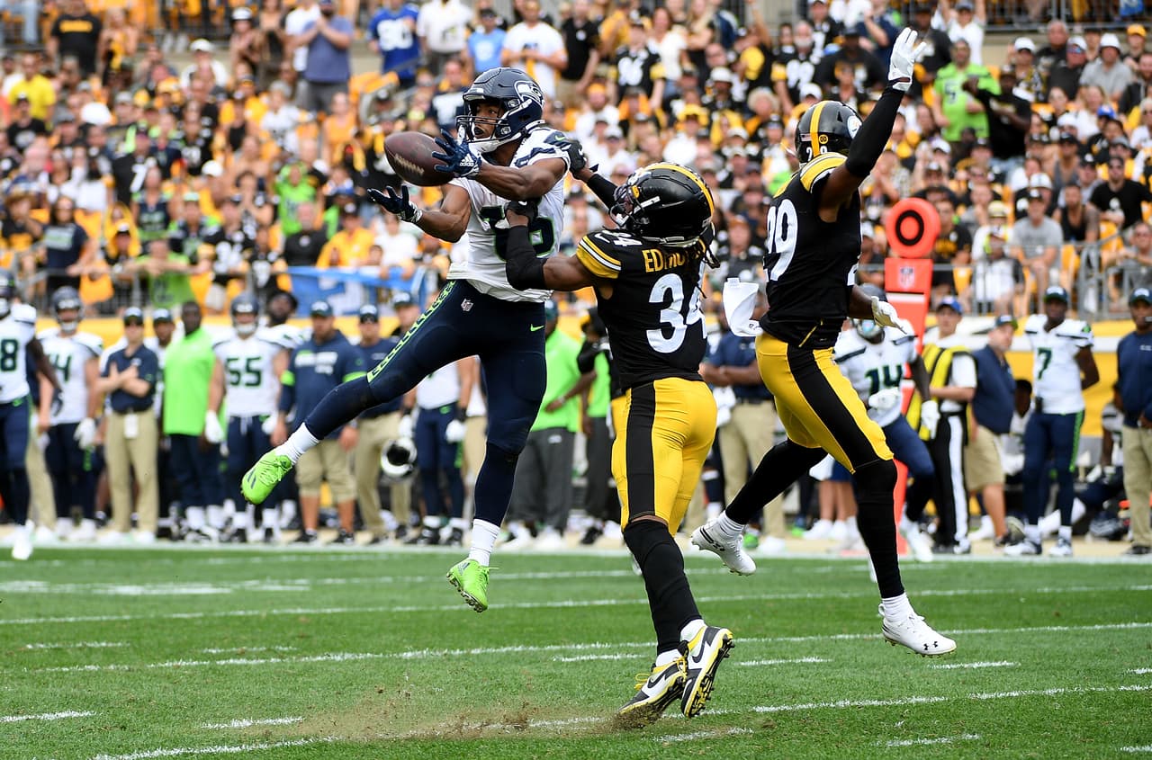 <b>Seattle Seahawks 28-26 Pittsburgh Steelers.</b> Parece que Tyler Lockett se queda con el ovoide pero Terrell Edmunds lo impide.