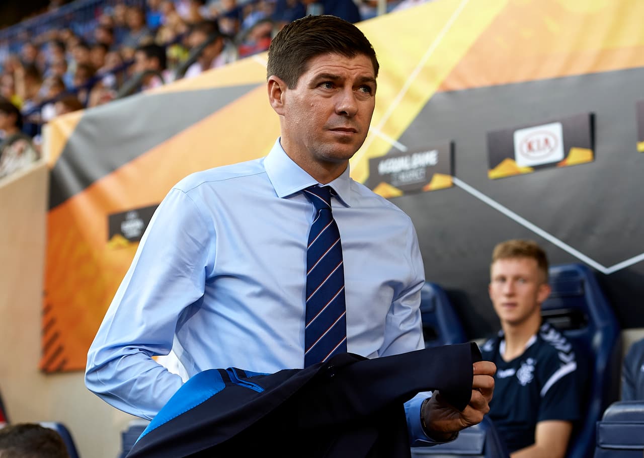 La particularidad en el equipo escocés era Steven Gerrard en el banquillo, aunque su equipo parecía que lo necesitaba más en el terreno de juego.