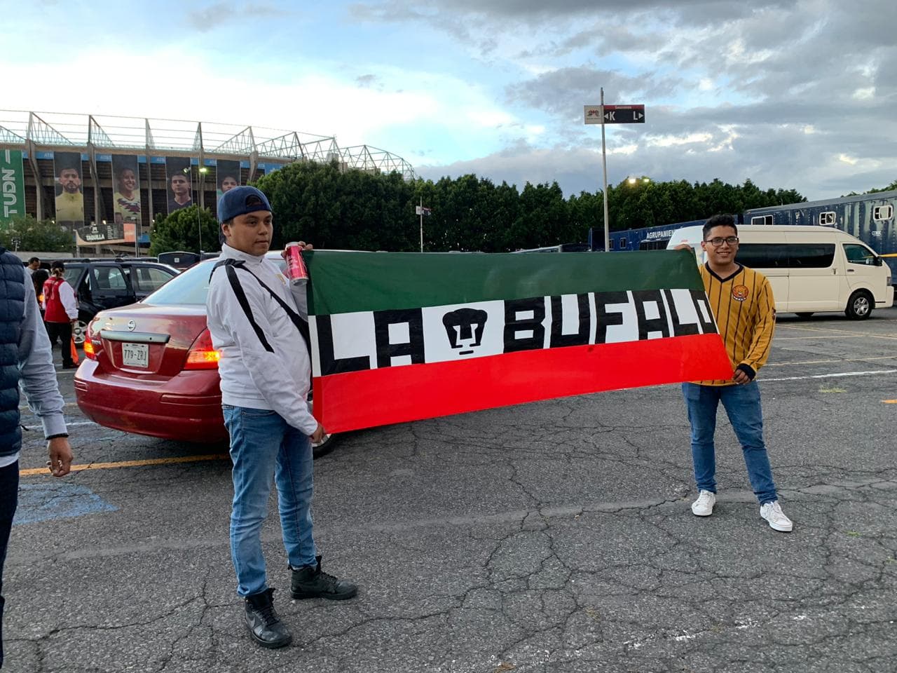Así se vive la fiesta del fútbol con el encuentro entre azulcremas y auriazules.