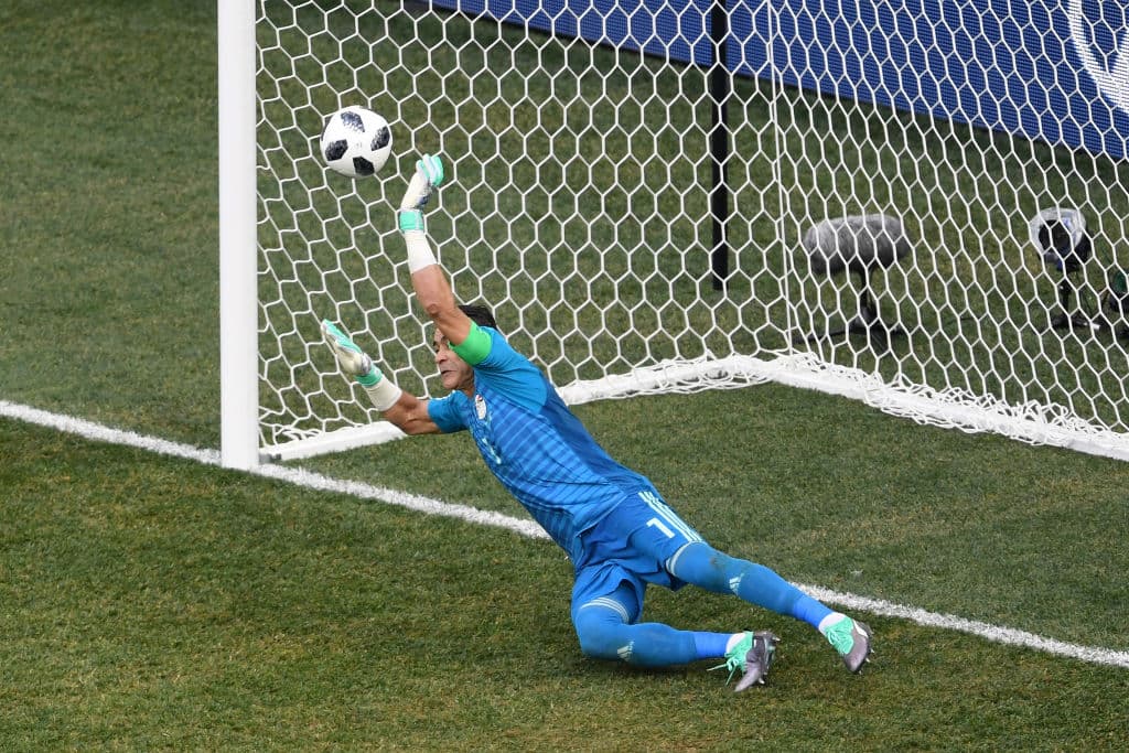 El Hadary detuvo un penalti cobrado por Al-Muwallad, apoyado en sus reflejos y experiencia.