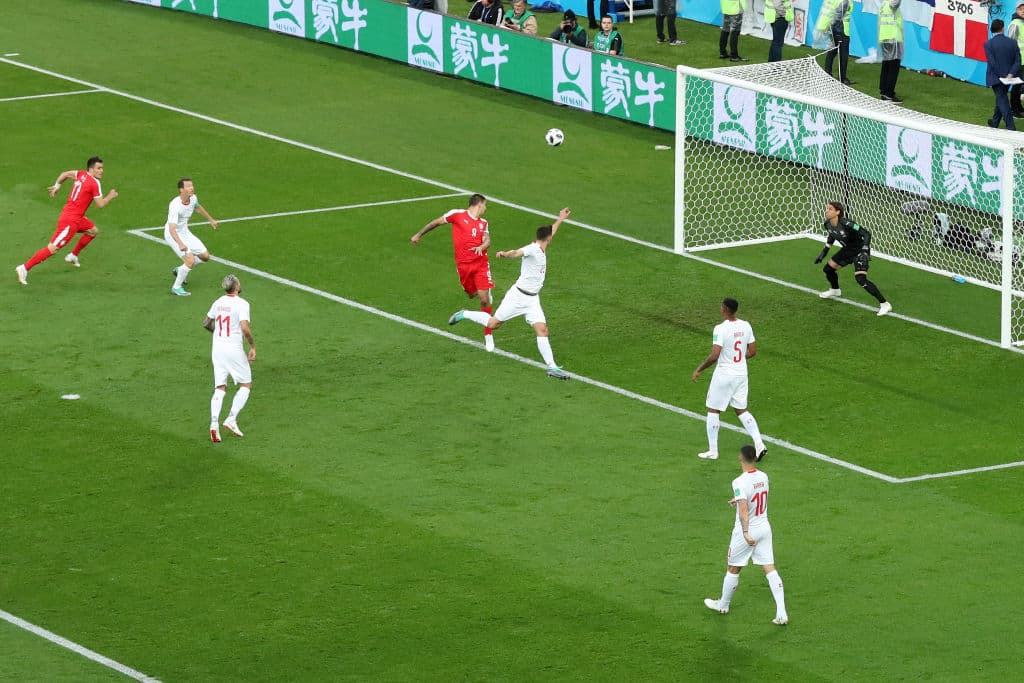 A los 5 minutos de haber arrancado el cotejo, un balón al área por lo alto encontró a Aleksandar Mitrovic, quien se levantó sobre su marcador para cabecear el esférico y mandarlo al fondo de la red.