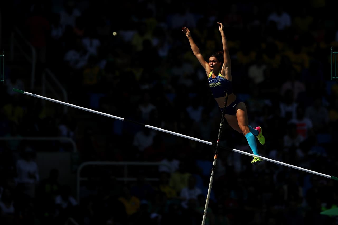 Una línea de sol sobre la atleta Maryna Kylypko (Ucrania) durante la clasificación del salto con garrocha.