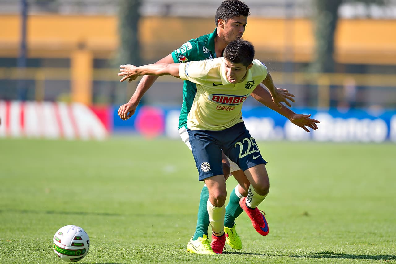 El juvenil Colula es el llamado a cubrir esa parte del campo.