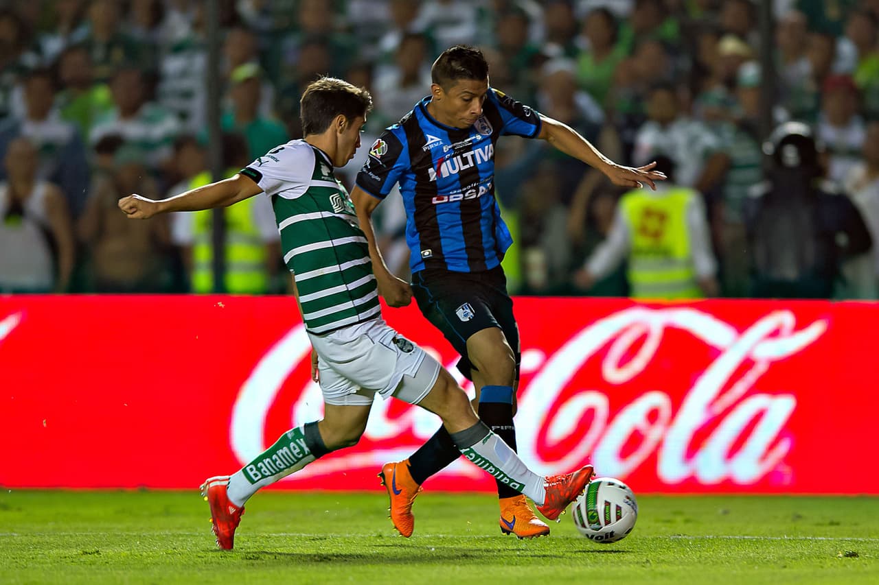 En Santos el dilema no es menor pues Javier Abella tampoco estará presente.