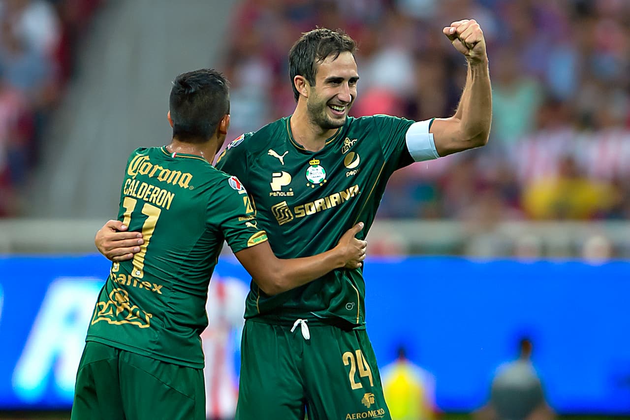 En la zaga central los laguneros tienen cierta ventaja pues la pareja Izquierdoz-Araujo tiene tranquilo a Caixinha porque además de defensar saben ir al frente.