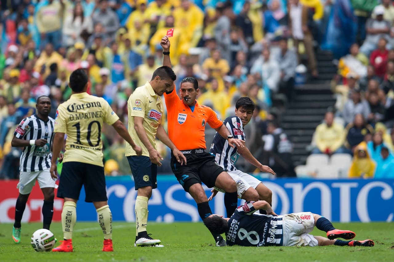Las Águilas partirían con Paolo Goltz y Erick Pimentel, el problema es que el argentino tiene imán con las tarjetas y el 'Puma' aún no puede quedarse con la responsabilidad defensiva.
