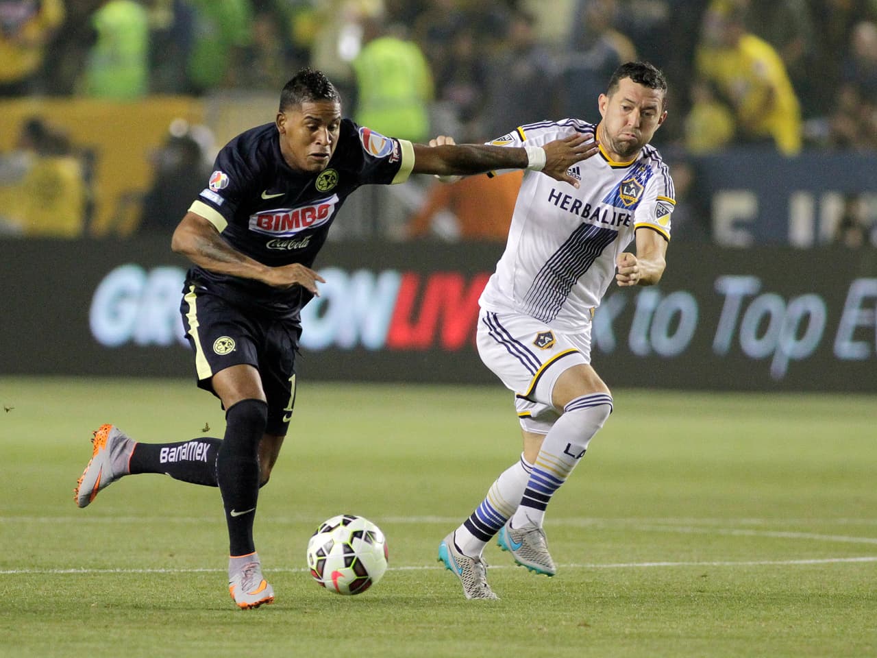 Por la izquierda la ventaja la tiene América con Michael Arroyo por la experiencia probada en primera, su punto débil es al momento de soltar la pelota para jugar en equipo.