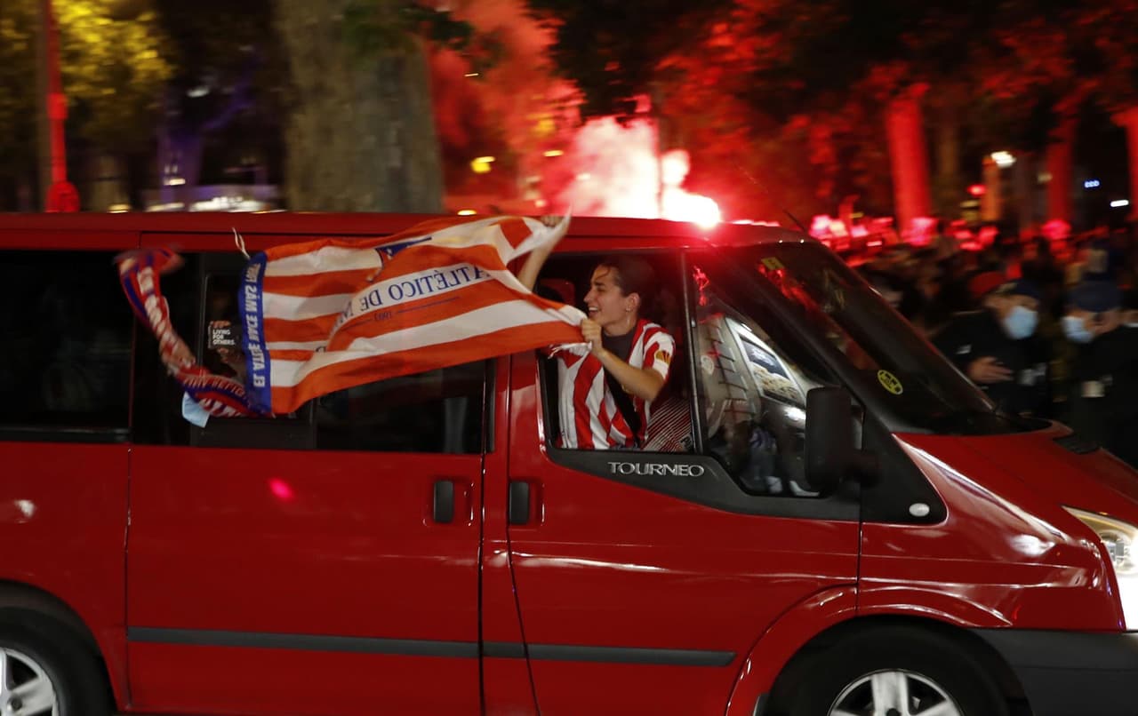 Centenares de aficionados del Atlético de Madrid se reunieron en la fuente de Neptuno para celeberar el título liguero conseguido por el club.