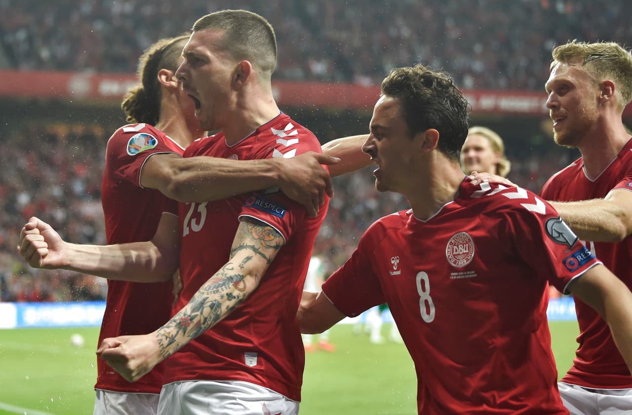 Al minuto 76 logró irse arriba Dinamarca con el gol de Pierre-Emile Hojbjerg (segundo de izquierda a derecha).