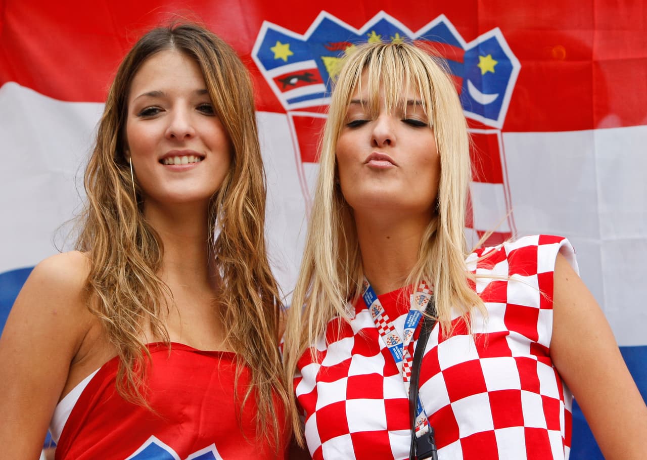 Disfruta de las mejores imágenes de las aficionadas croatas que partido a partido apoyan a su selección.
