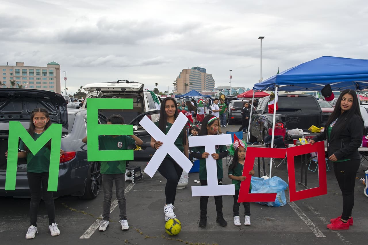 Así se vivió el color previo al partido amistosos internacional entre las selecciones de México y Paraguay en la casa de los San Francisco 49ers, el Levi's Stadium, en Santa Clara, California.