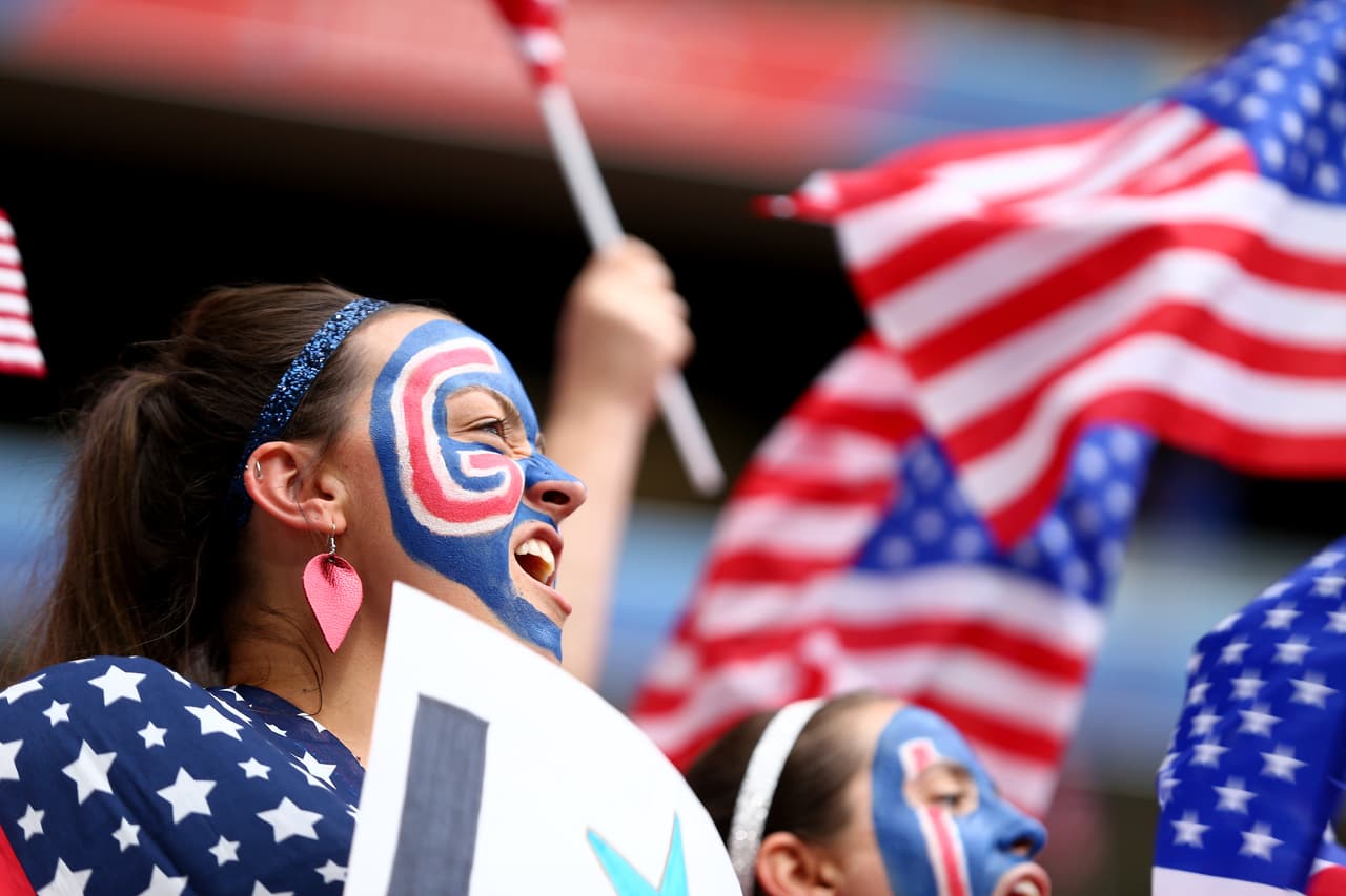 El Estadio de Lyon recibió este martes a los miles de fanáticos estadounidenses e ingleses que van a apoyar a sus equipos en la Semifinal del Mundial Femenino. La gran mayoría llegaron detrás del USWNT, que busca repetir la corona que logró en Canadá 2015.