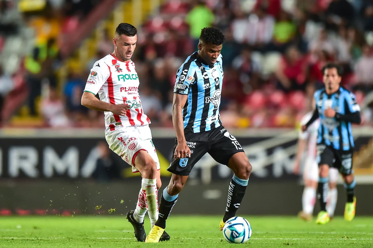 Necaxa y Gallos Blancos dividen puntos en un encuentro que terminó con emoción al límite.