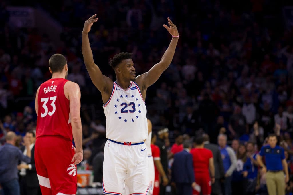 Los Philadelphia 76ers se negaron a ser eliminados en casa al vencer 112-101 a los Toronto Raptors en el Juego 6 de su serie de Playoffs de segunda ronda en la Conferencia del Este en la NBA y con esto forzaron al séptimo y definitivo encuentro, que habrá de jugarse el domingo próximo. Jimmy Butler anotó 25 puntos y Ben Simmons aportó 21 para que los Sixers alarguen la serie en Canadá.