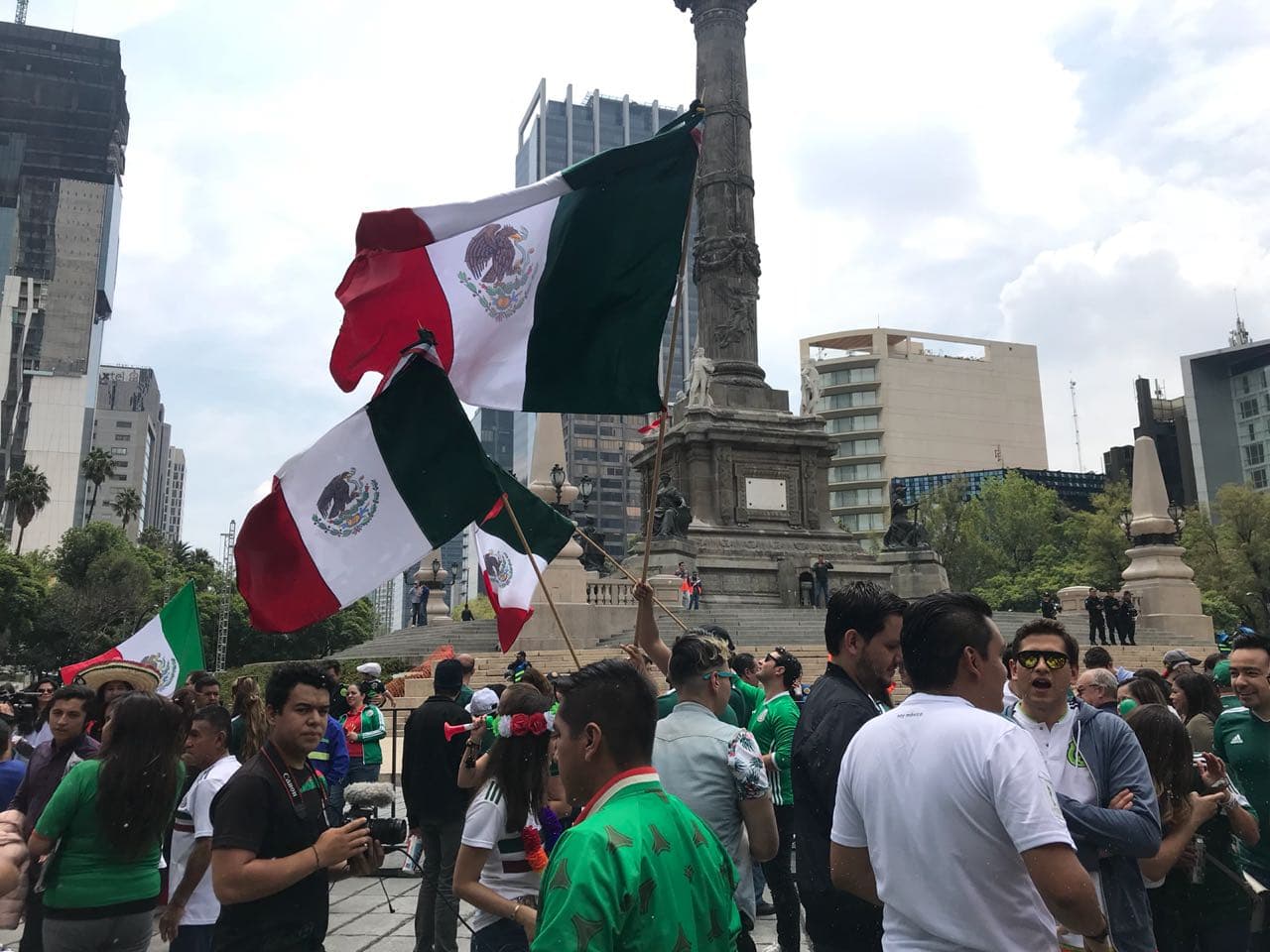 Los hinchas mexicanos se reunieron en el monumento del Ángel de la Independencia para celebrar un triunfo que pone de líder a México en el grupo F y lo pone a soñar con octavos de final del Mundial.