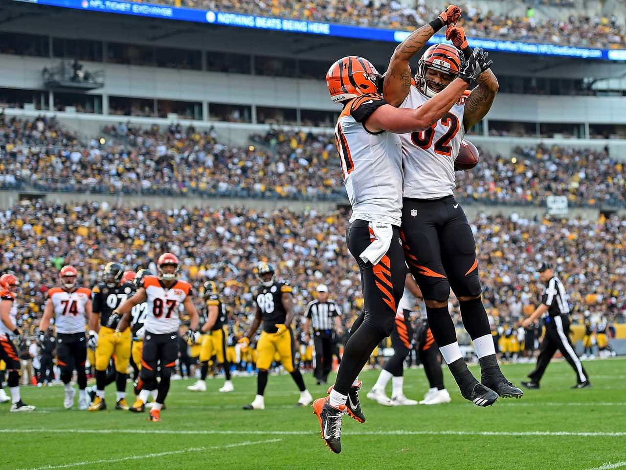 La visita no se quedaba atrás y volvieron a anotar ahora con un engaño para un pase corto de Dalton a Kroft.
