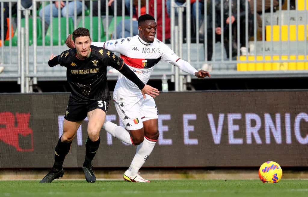 Genoa y Venezia empatan 1-1 durante la Jornada 26 en la Serie A.Thomas Henry abrió el marcador al minuto 13’ a favor de los locales, pero Caleb Ekuban se encargo de igualar el marcador al 29’. El mexicano Johan Vásquez inició como titular, pero tras una tarjeta, ya no salió para la segunda mitad.