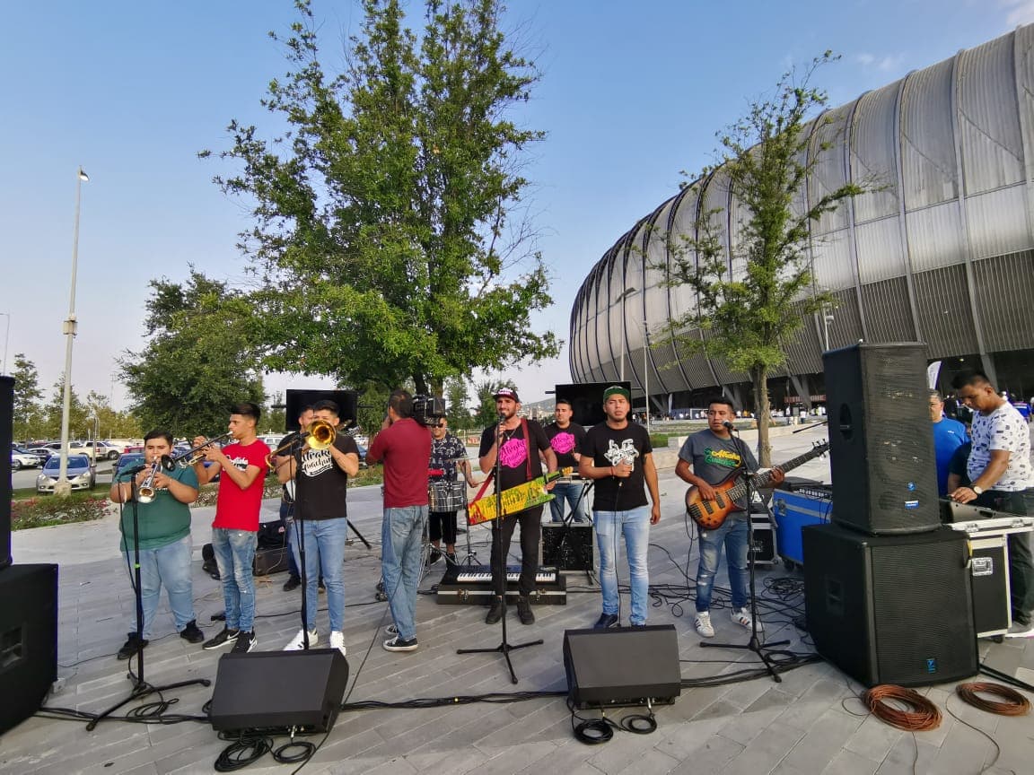 Este es el color de la Semifinal del Clausura 2019 entre Rayados del Monterrey y Tigres de la UANL en una edición más del Clásico Regio. Las aficiones de los dos equipos acudieron al llamado y no iban a perderse la ocasión de apoyar a sus amados clubes en el BBVA.