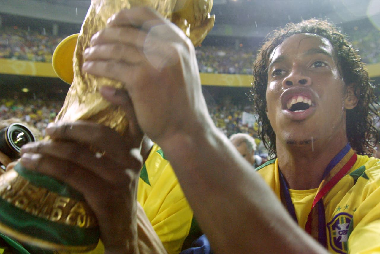 Ronaldinho fue sinónimo de 'jogo bonito', de magia y de una época brillante de Barcelona, con el que fue campeón de Champions y Liga, y con Brasil, con el que fue campeón mundi y continental.