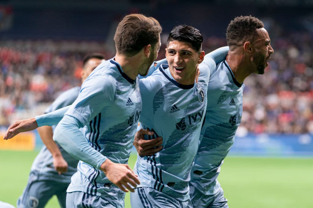 Alan Pulido y Raúl Jiménez, juntos contra los fake news